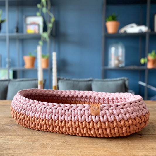 Ovale handgemaakte kattenmand in de kleuren terracotta en roze