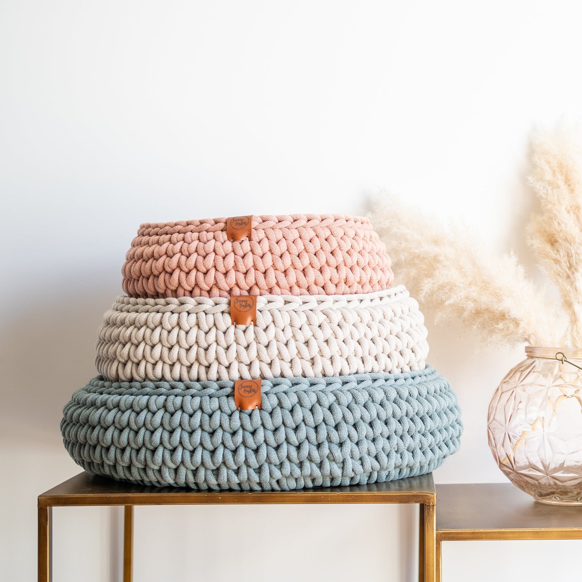 Sunny Baskets handgemaakte kattenmanden in de kleuren roze, beige en grijsgroen