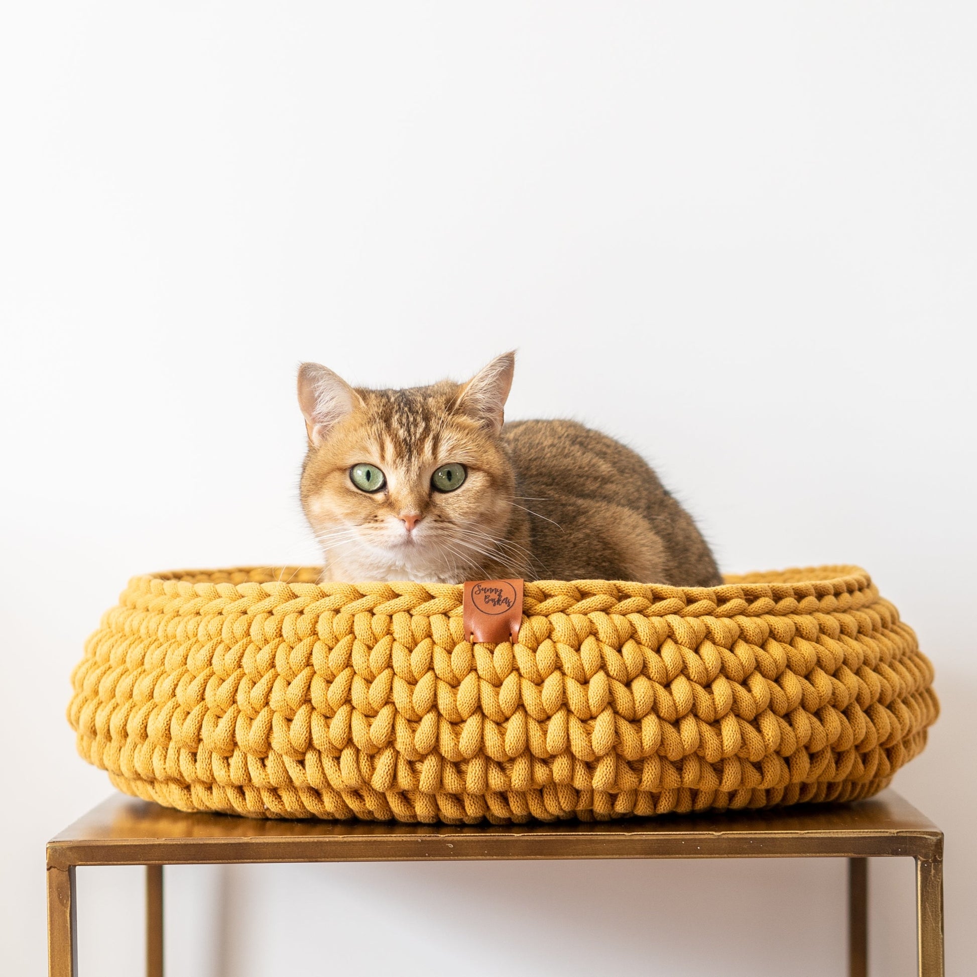 Sunny Baskets handgemaakte kattenmand in de kleur geel